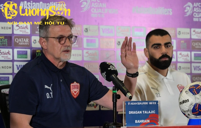 HLV Dragan Talajic (trái) cho rằng Bahrain xứng đáng có được một điểm, đồng thời khẳng định Indonesia gặp may mắn. Ảnh: Getty
